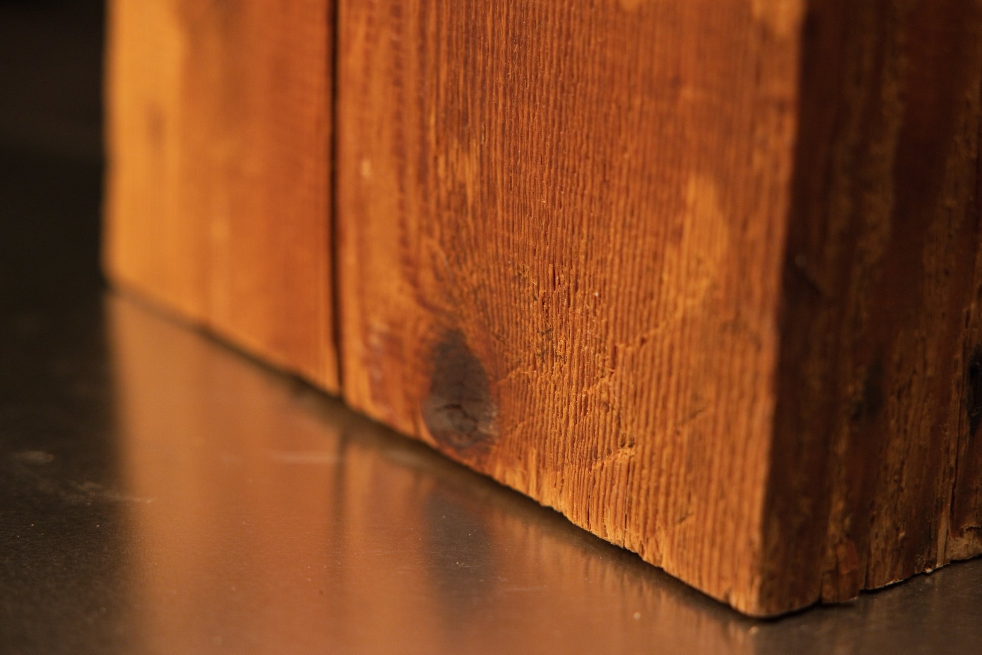 Detailed view of the flat lower base on a thick-cut architectural monolith showcasing flawless floor-heating compatible stability.   