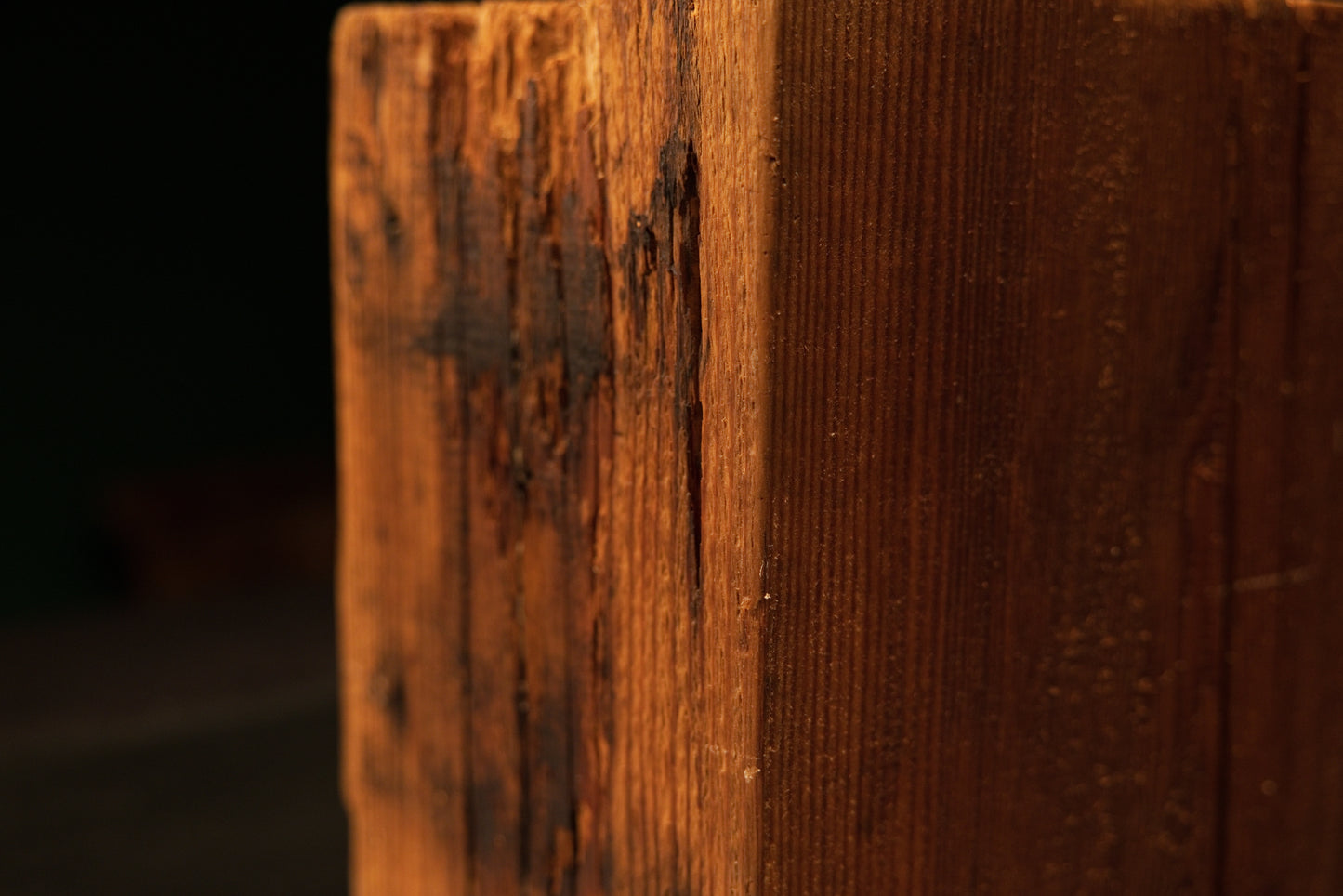 Macro view of a deep vertical structural crack within a completely resin-free architectural wood block for luxury interior spaces.[cite: 1, 3]