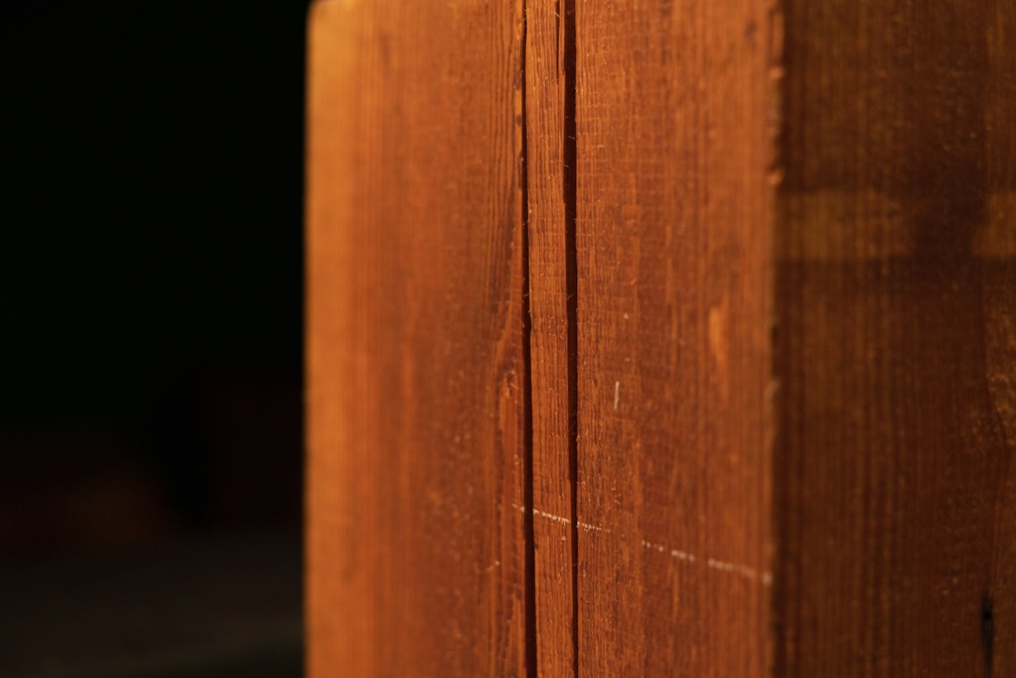 Detailed upper corner perspective of a flat precision-cut heritage beam showcasing flawless vertical golden grain and solid mass.[cite: 1, 3]