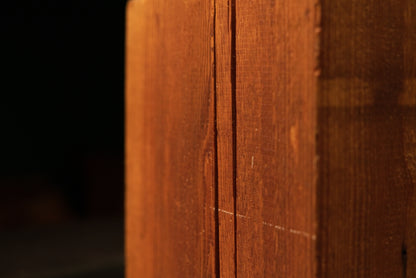 Detailed upper corner perspective of a flat precision-cut heritage beam showcasing flawless vertical golden grain and solid mass.[cite: 1, 3]