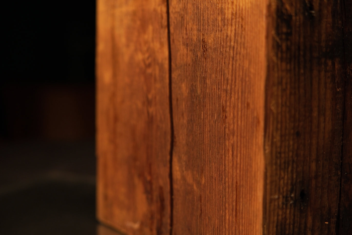 Lower side profile of a thick-cut monolithic timber element highlighting deep soil mineral absorption and authentic organic edges.[cite: 1, 3]