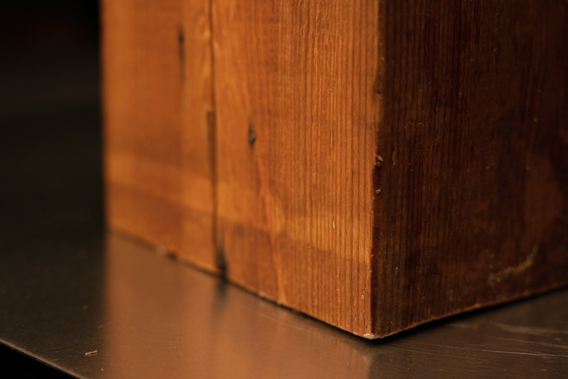 Base corner detail resting flawlessly flat on a surface demonstrating the floor-heating compatible stability of the heritage wood.[cite: 1, 3]