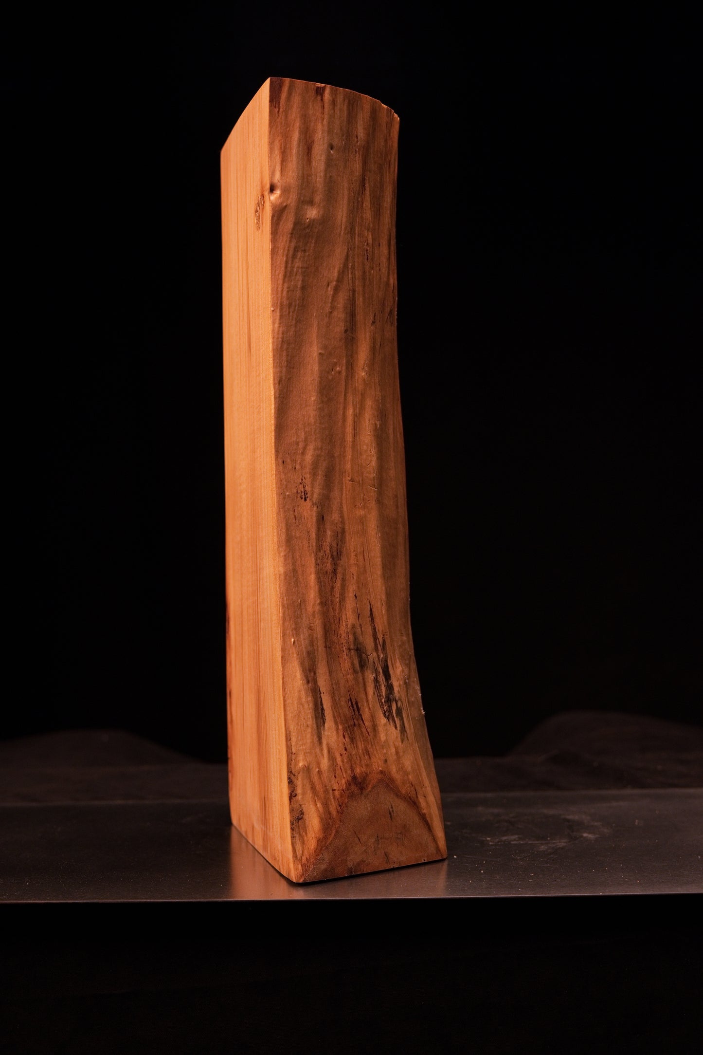 Detailed view of the precision-cut flat base corner on a climate-stable botanical wood block resting on a horizontal surface.   