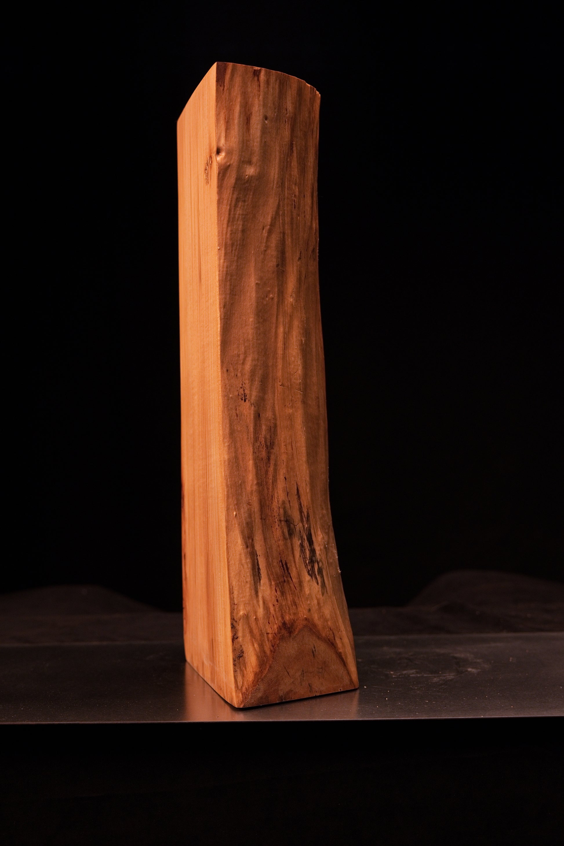 Detailed view of the precision-cut flat base corner on a climate-stable botanical wood block resting on a horizontal surface.   