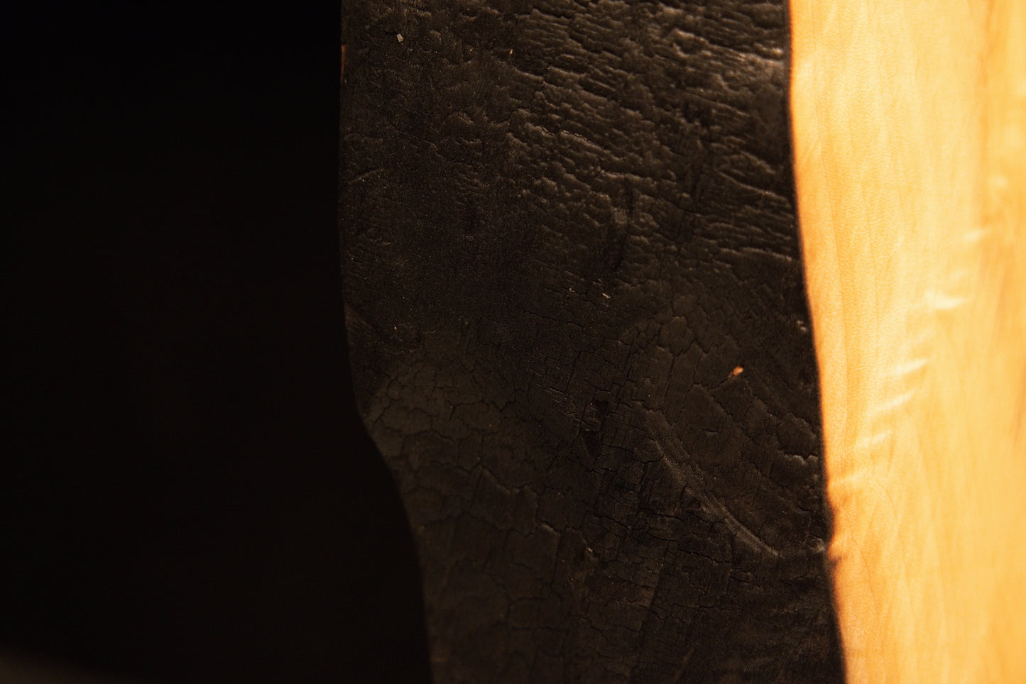 Macro focus on the dark stained side profile of a floor-heating compatible wooden block demonstrating true structural texture.[cite: 3, 4]