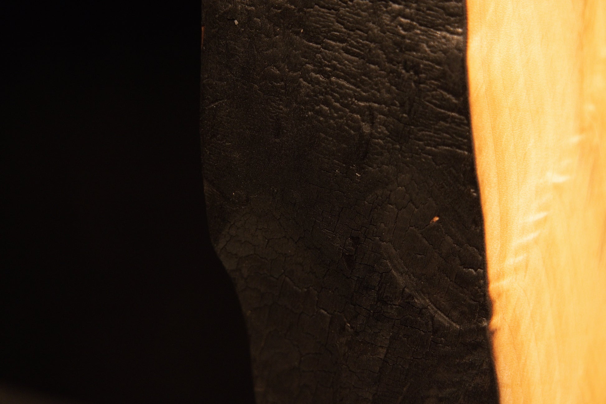Macro focus on the dark stained side profile of a floor-heating compatible wooden block demonstrating true structural texture.[cite: 3, 4]
