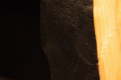 Macro focus on the dark stained side profile of a floor-heating compatible wooden block demonstrating true structural texture.[cite: 3, 4]