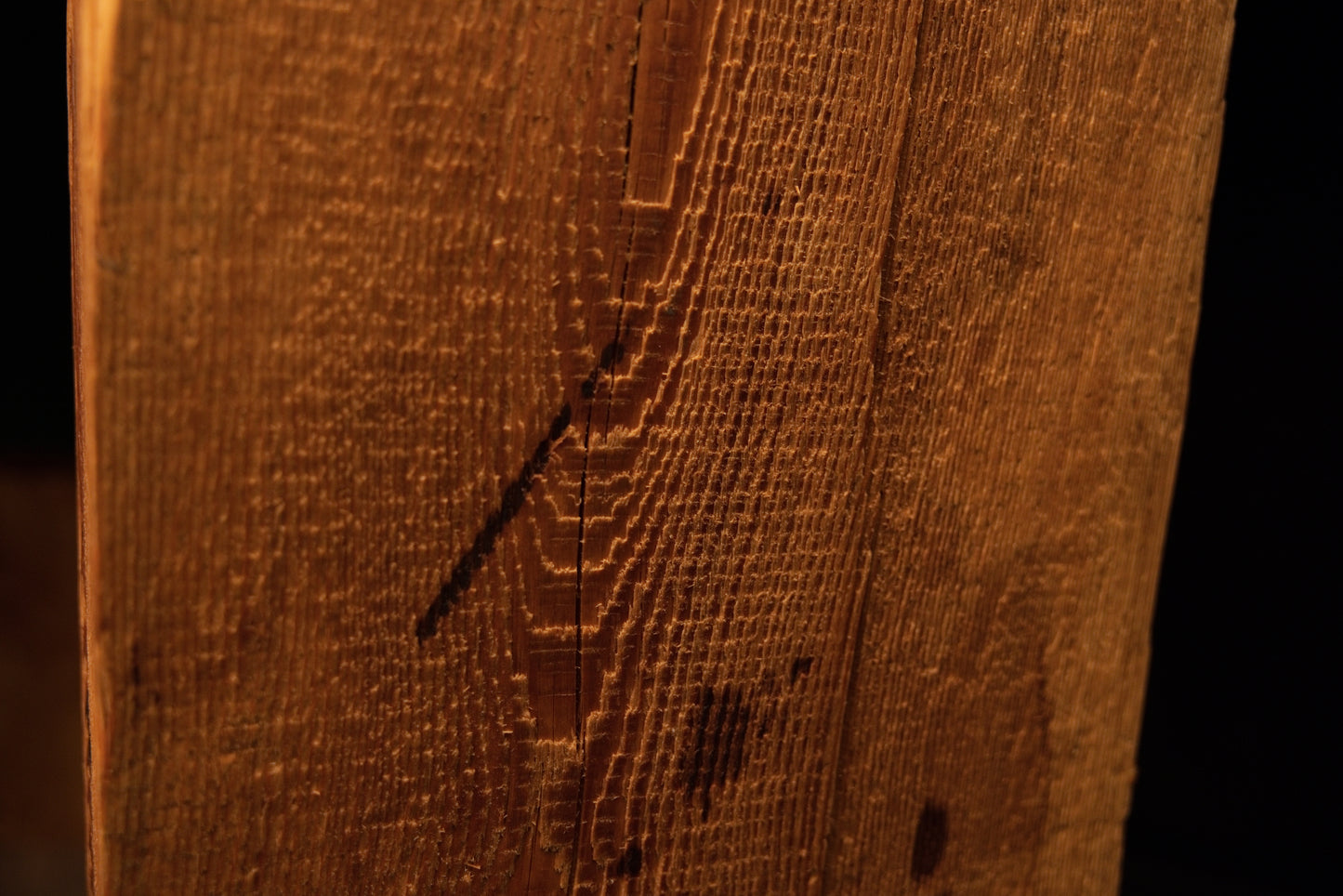 Detailed macro of a stabilized diagonal surface check traversing the deeply textured face of a floor-heating compatible block. 