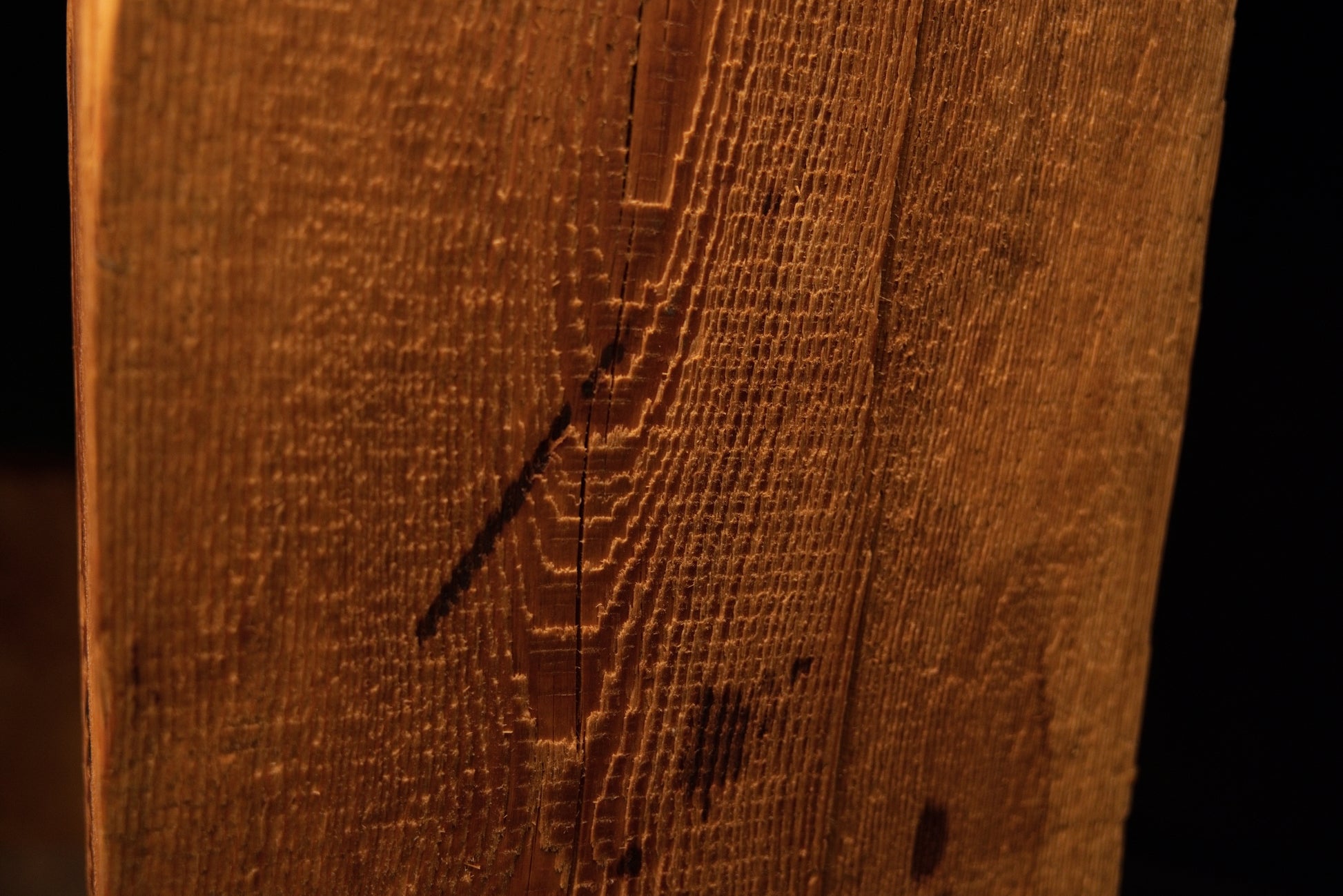 Detailed macro of a stabilized diagonal surface check traversing the deeply textured face of a floor-heating compatible block. 