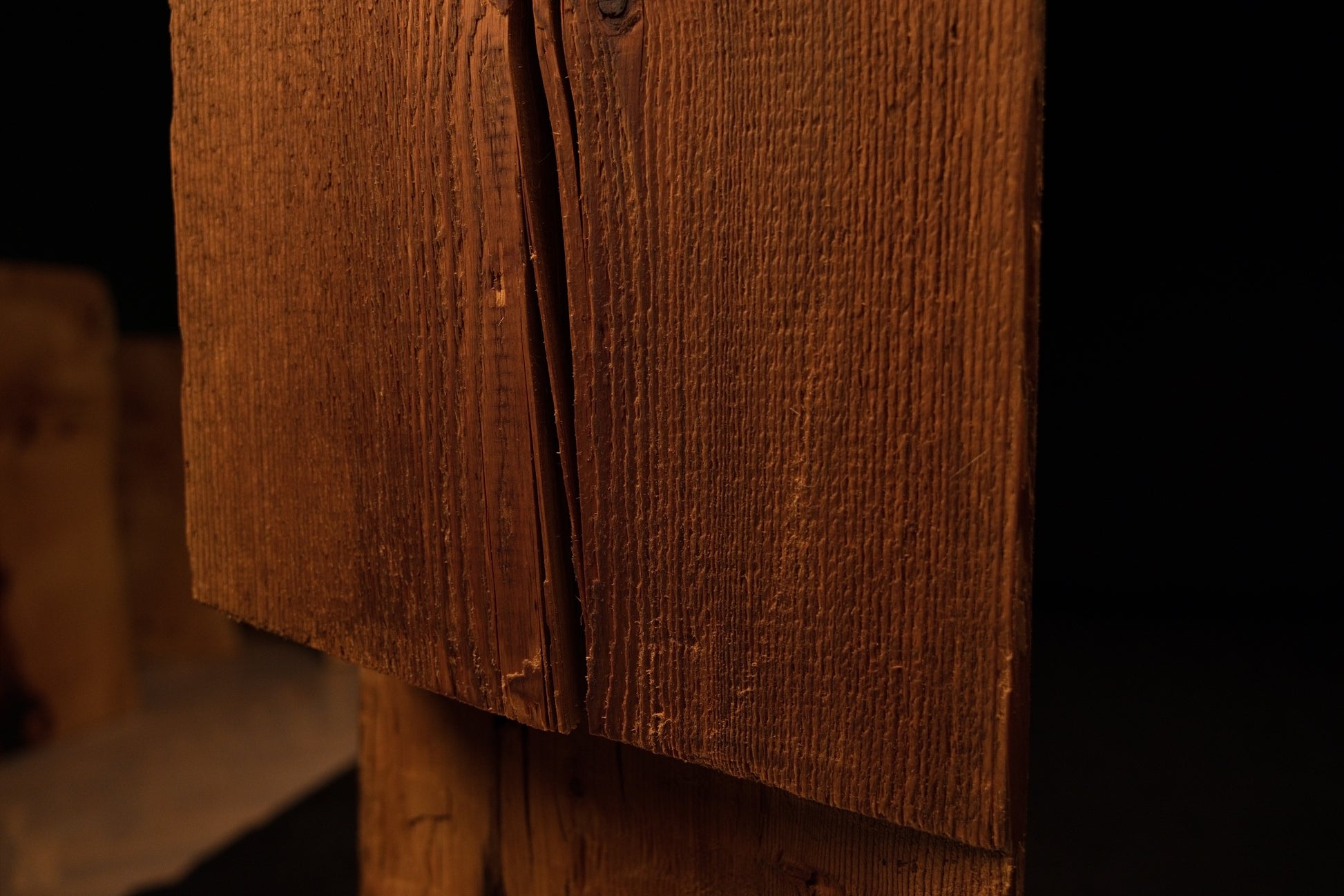 Extreme close-up of a sharp diagonal joint separating two sections of an epoxy-free structural wood piece for B2B use. 