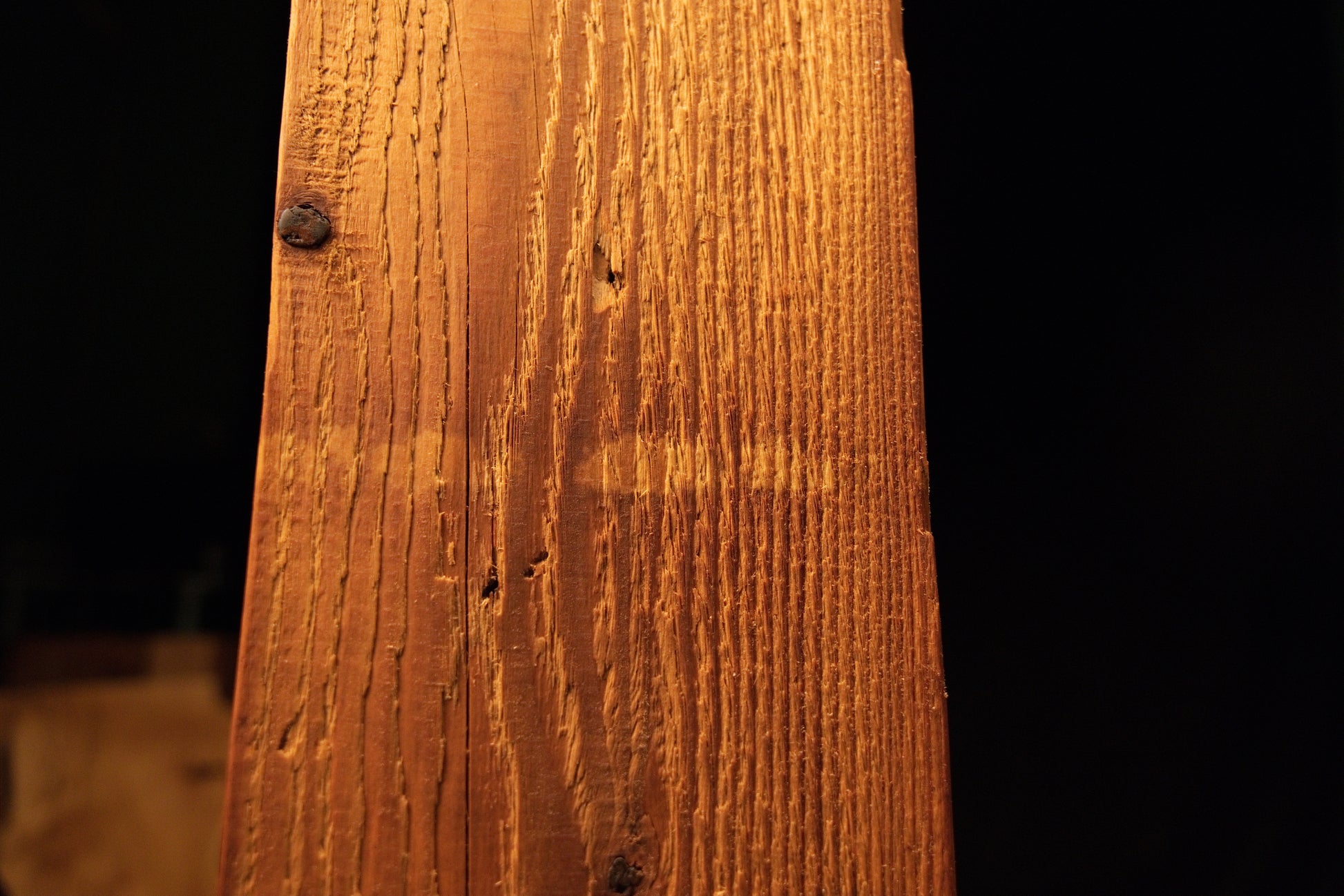 Detailed close-up view of horizontal milling saw marks clearly intersecting the vertical golden grain lines on the timber face. 