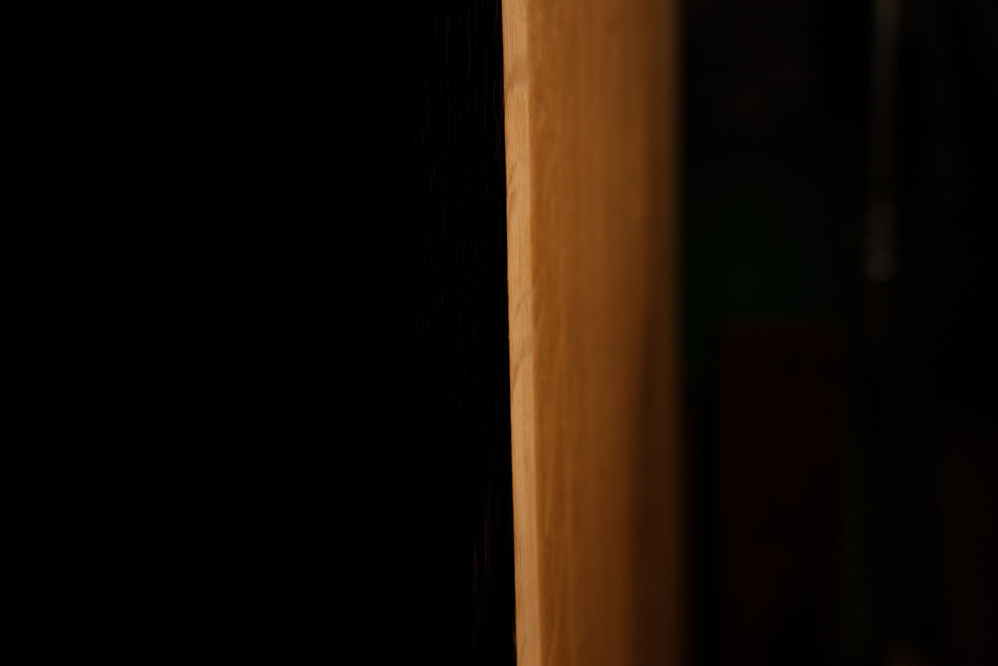 Detailed macro photograph capturing prominent sweeping medullary ray patterns intersecting vertical grain on the oak board.