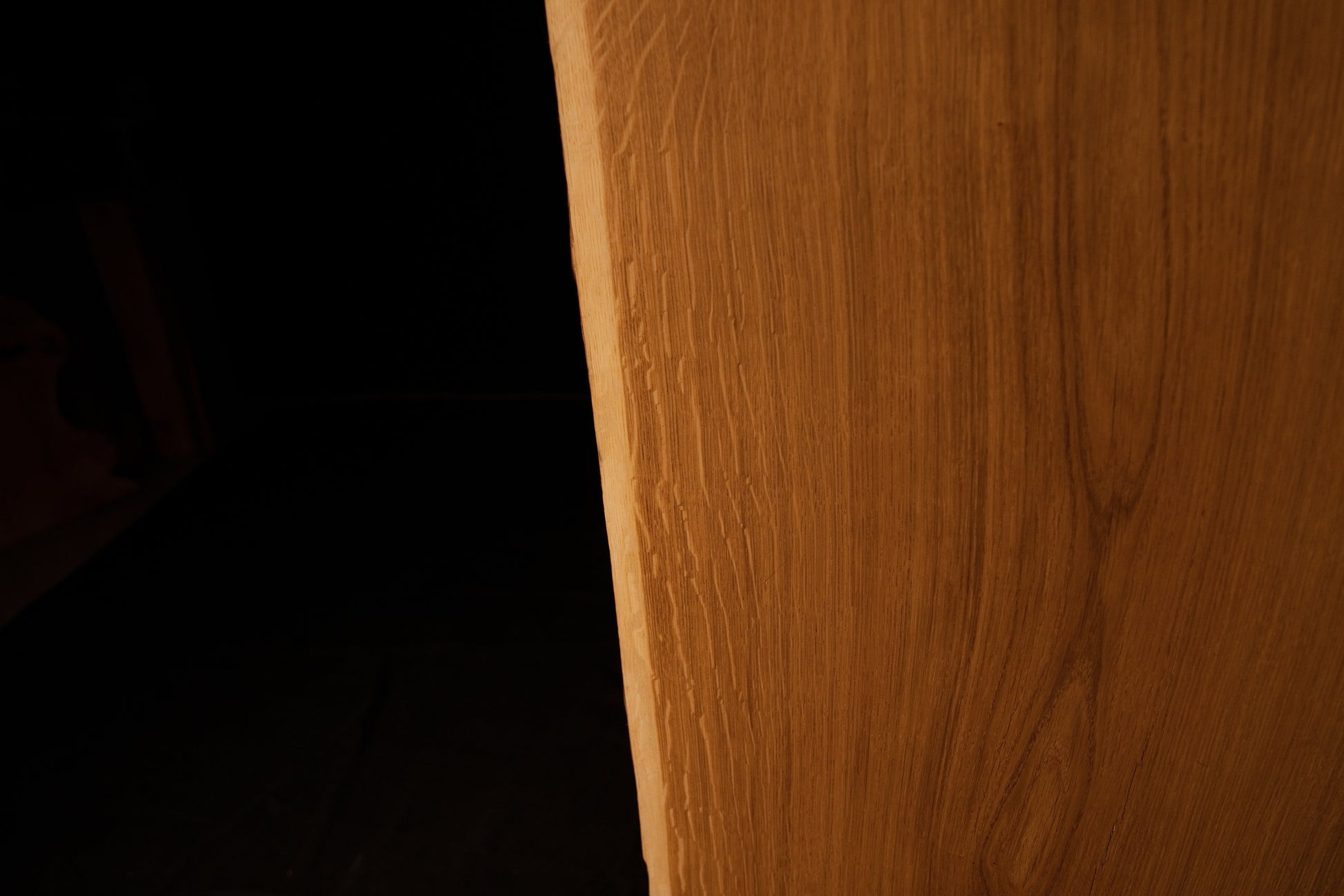 Close-up view of the precision milled side edge on the solid oak architectural panel displaying straight vertical grain.